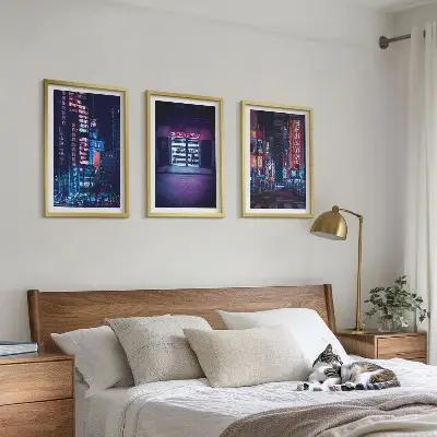 Gerahmtes Bilderset mit Motiv Neon-Eingang zur nächtlichen Stadt