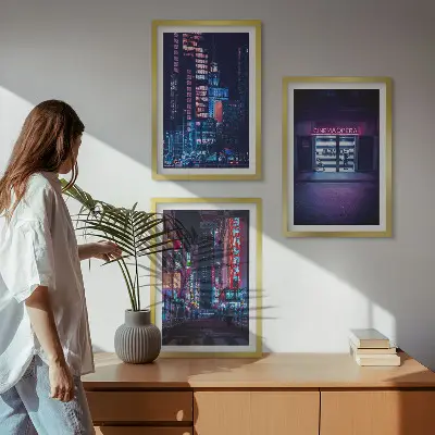 Gerahmtes Bilderset mit Motiv Neon-Eingang zur nächtlichen Stadt
