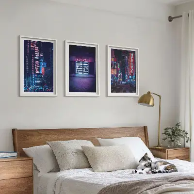 Gerahmtes Bilderset mit Motiv Neon-Eingang zur nächtlichen Stadt