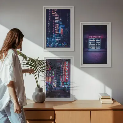 Gerahmtes Bilderset mit Motiv Neon-Eingang zur nächtlichen Stadt