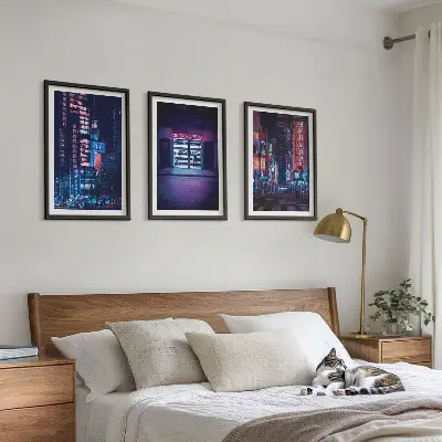 Gerahmtes Bilderset mit Motiv Neon-Eingang zur nächtlichen Stadt