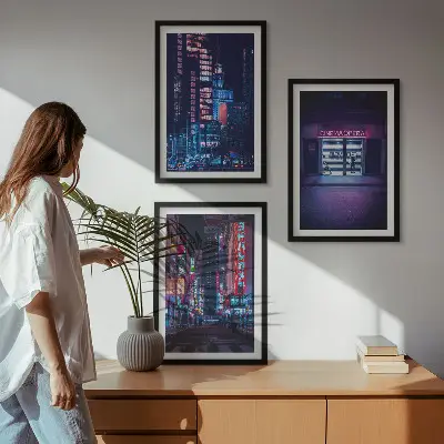 Gerahmtes Bilderset mit Motiv Neon-Eingang zur nächtlichen Stadt
