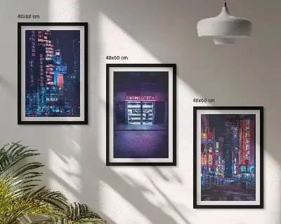 Gerahmtes Bilderset mit Motiv Neon-Eingang zur nächtlichen Stadt