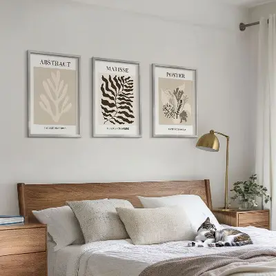 Gerahmtes Bilderset mit beige-braunen Pflanzenmustern