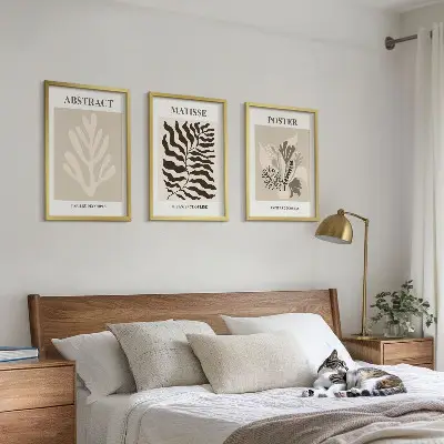 Gerahmtes Bilderset mit beige-braunen Pflanzenmustern