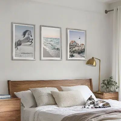 Gerahmtes Bilderset mit Motiven von Pferden am Strand mit Leuchtturm und Wellen