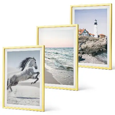 Gerahmtes Bilderset mit Motiven von Pferden am Strand mit Leuchtturm und Wellen