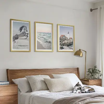 Gerahmtes Bilderset mit Motiven von Pferden am Strand mit Leuchtturm und Wellen