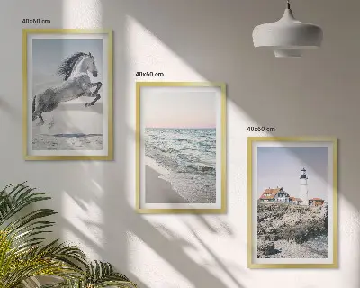 Gerahmtes Bilderset mit Motiven von Pferden am Strand mit Leuchtturm und Wellen