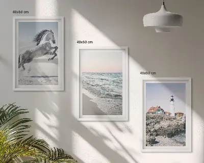 Gerahmtes Bilderset mit Motiven von Pferden am Strand mit Leuchtturm und Wellen