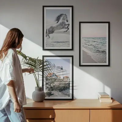 Gerahmtes Bilderset mit Motiven von Pferden am Strand mit Leuchtturm und Wellen