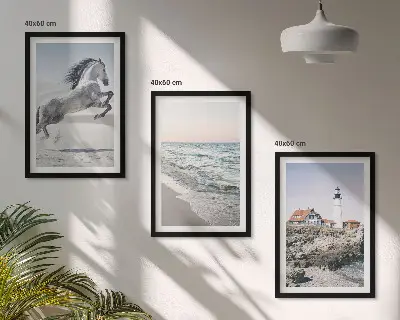 Gerahmtes Bilderset mit Motiven von Pferden am Strand mit Leuchtturm und Wellen