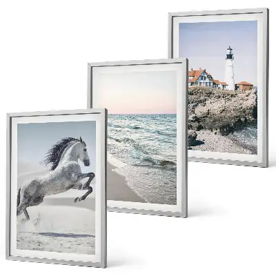 Gerahmtes Bilderset mit Motiven von Pferden am Strand mit Leuchtturm und Wellen