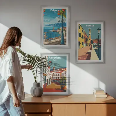 Gerahmtes Bilderset mit Retro-Stadtillustrationen