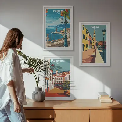 Gerahmtes Bilderset mit Retro-Stadtillustrationen