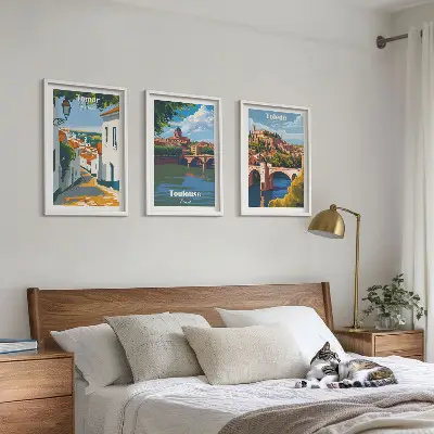 Gerahmtes Bilderset mit Retro-Stadtgrafiken