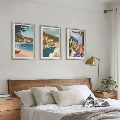 3er-Set Bilder mit Rahmen mit Illustrationen von Küstenstädten