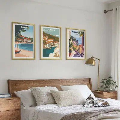 3er-Set Bilder mit Rahmen mit Illustrationen von Küstenstädten