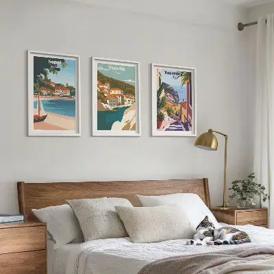 3er-Set Bilder mit Rahmen mit Illustrationen von Küstenstädten