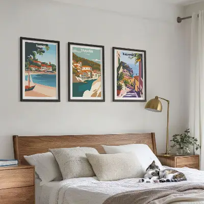 3er-Set Bilder mit Rahmen mit Illustrationen von Küstenstädten