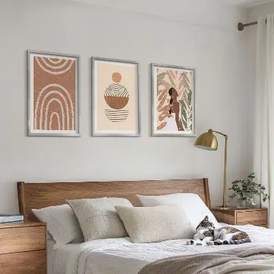 Gerahmtes Bilderset mit stilvollen Pflanzenmustern und geometrischen Motiven