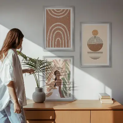 Gerahmtes Bilderset mit stilvollen Pflanzenmustern und geometrischen Motiven
