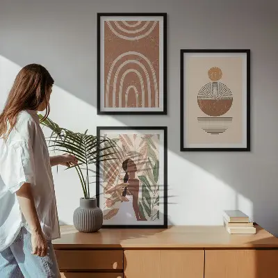 Gerahmtes Bilderset mit stilvollen Pflanzenmustern und geometrischen Motiven