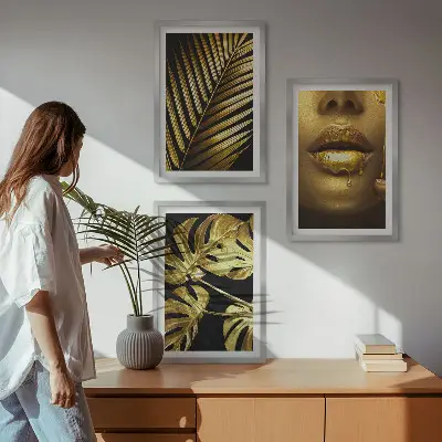 Mund einer Frau mit Monstera-Palme 3er-Set Wandbilder mit Rahmen