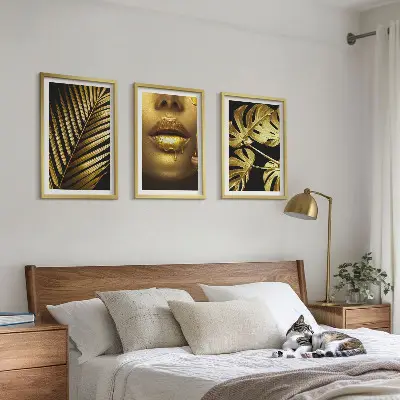 Mund einer Frau mit Monstera-Palme 3er-Set Wandbilder mit Rahmen