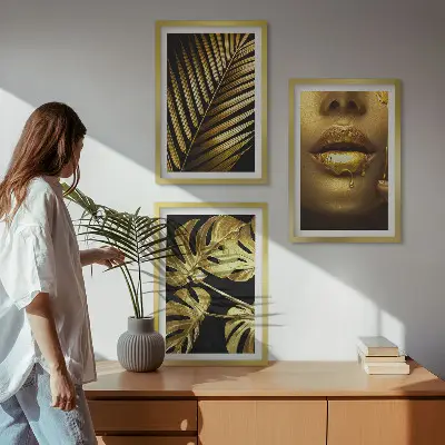 Mund einer Frau mit Monstera-Palme 3er-Set Wandbilder mit Rahmen