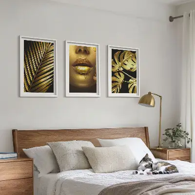 Mund einer Frau mit Monstera-Palme 3er-Set Wandbilder mit Rahmen