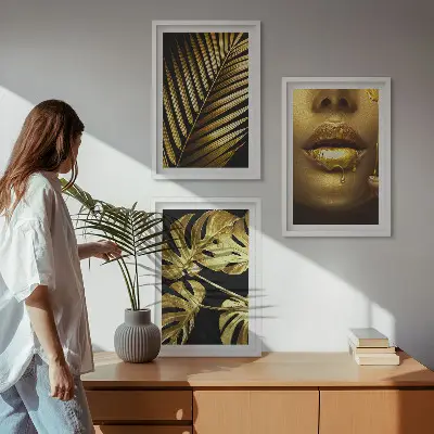 Mund einer Frau mit Monstera-Palme 3er-Set Wandbilder mit Rahmen