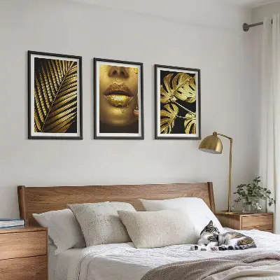 Mund einer Frau mit Monstera-Palme 3er-Set Wandbilder mit Rahmen