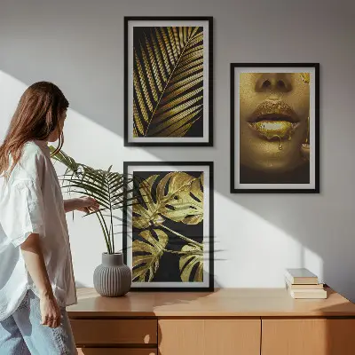 Mund einer Frau mit Monstera-Palme 3er-Set Wandbilder mit Rahmen