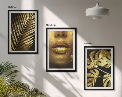 Mund einer Frau mit Monstera-Palme 3er-Set Wandbilder mit Rahmen