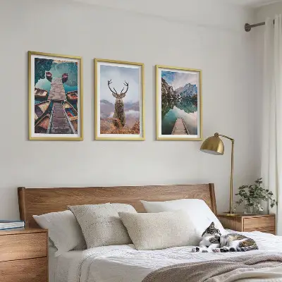 Gerahmtes Bilderset mit Motiven von Seebooten, Hirschen und Bergen