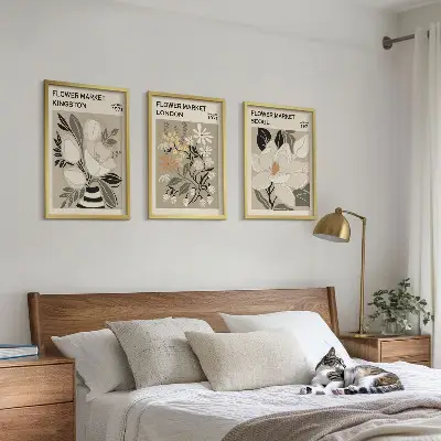 Gerahmtes Bilderset mit Retro-Blumenmotiven aus Städten rund um die Welt