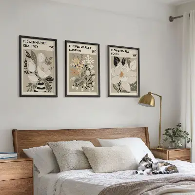 Gerahmtes Bilderset mit Retro-Blumenmotiven aus Städten rund um die Welt
