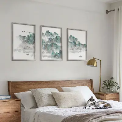 3er-Set Bilder mit Rahmen mit Motiven von Bergen, Wolken, Vögeln und Booten im Japandi-Stil