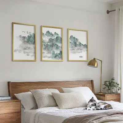 3er-Set Bilder mit Rahmen mit Motiven von Bergen, Wolken, Vögeln und Booten im Japandi-Stil