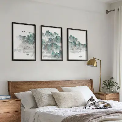 3er-Set Bilder mit Rahmen mit Motiven von Bergen, Wolken, Vögeln und Booten im Japandi-Stil