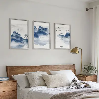Gerahmtes Bilderset mit Motiven von Bergen, Wolken, Bäumen und Vögeln
