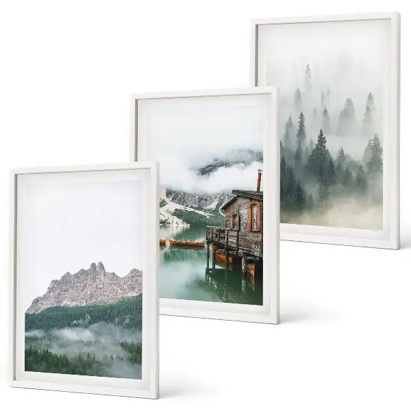 Gerahmtes Bilderset mit Motiv Berge See Hütte und Nebel