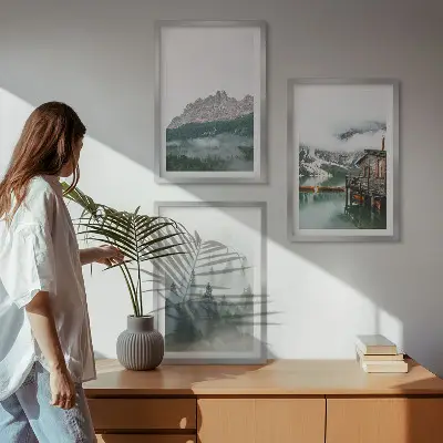 Gerahmtes Bilderset mit Motiv Berge See Hütte und Nebel