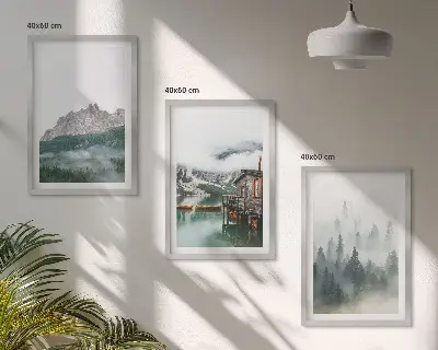Gerahmtes Bilderset mit Motiv Berge See Hütte und Nebel