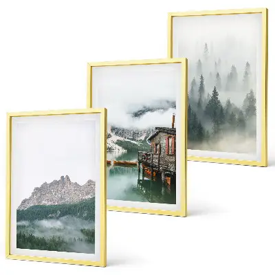 Gerahmtes Bilderset mit Motiv Berge See Hütte und Nebel
