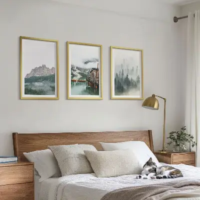 Gerahmtes Bilderset mit Motiv Berge See Hütte und Nebel