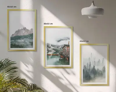 Gerahmtes Bilderset mit Motiv Berge See Hütte und Nebel