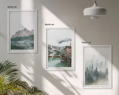 Gerahmtes Bilderset mit Motiv Berge See Hütte und Nebel