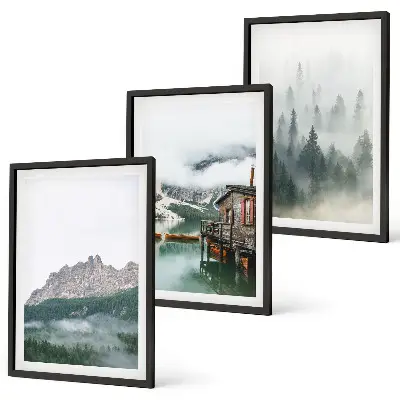 Gerahmtes Bilderset mit Motiv Berge See Hütte und Nebel